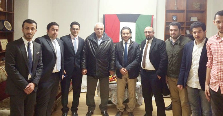 د بدر العيسى خلال لقائه عددا من الطلبة الكويتيين الدارسين في المملكة المتحدة﻿