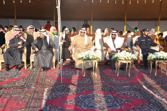 دعلي العمير متوسطا الحضور