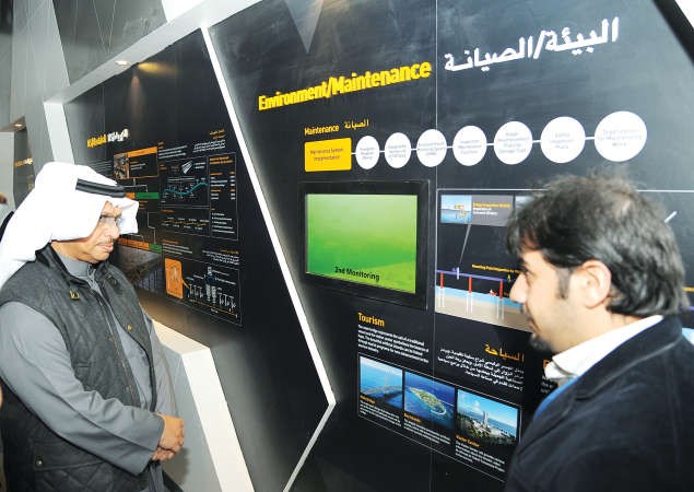 سمو الشيخ جابر المبارك متفقدا الية العمل في جسر جابر ﻿
