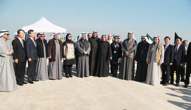 سمو الشيخ جابر المبارك والشيخ خالد الجراح ومعبدالعزيز الابراهيم ودعلي العمير وياسر ابل والشيخ محمد العبدالله ود علي العبيدي في موقع المشروع﻿