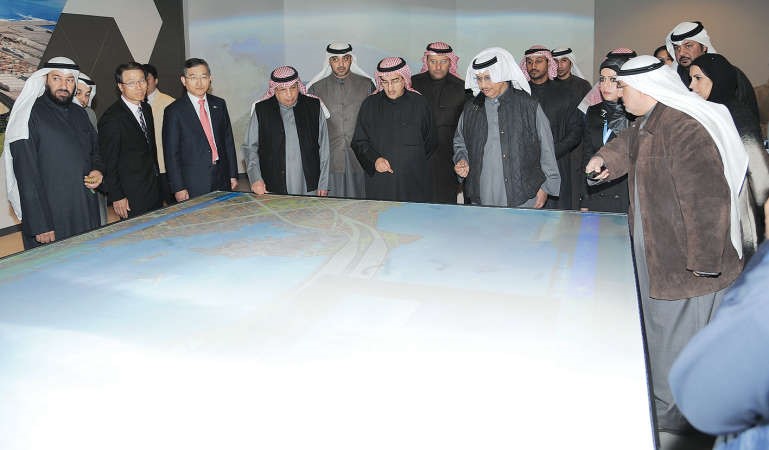 سمو الشيخ جابر المبارك يطلع على احد مخططات جسر جابر بحضور الشيخ خالد الجراح وم عبدالعزيز الابراهيم والشيخ محمد العبدالله ودعلي العمير وياسر ابل ود علي العبيدي وعدد من المهندسين﻿