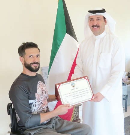  القنصل العام للقنصلية العامة لدولة الكويت في امارة دبي والامارات الشمالية ذياب الرشيدي يكرم اللاعب اسامةكمشاد ﻿