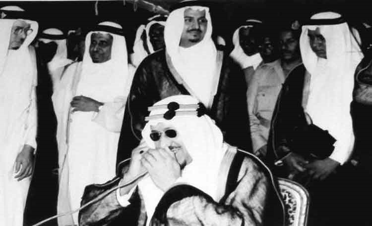 صور تاريخية للملك عبدالعزيز والملك سعود تنال إعجاب زوار مهرجان جازان
