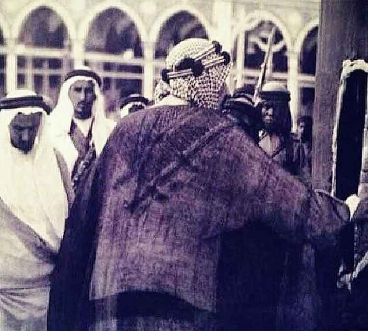 صور تاريخية للملك عبدالعزيز والملك سعود تنال إعجاب زوار مهرجان جازان