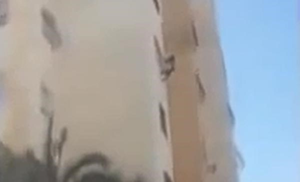 بالفيديو.. لحظة انتحار فتاة مغربية من الطابق الخامس والمارة يلتقطونها بسواعدهم وينقذونها