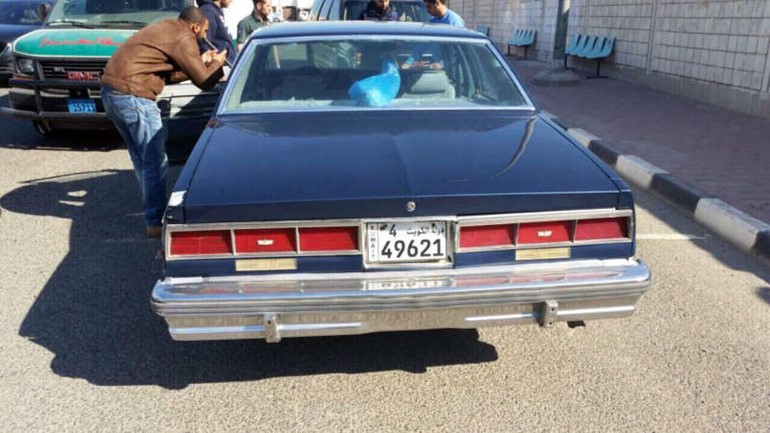 احد رجال الادلة الجنائية يعاين سيارة المقيم بعد احتجازها 