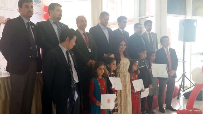 برواس حسين تتوسط لجنة التحكيم والاطفال