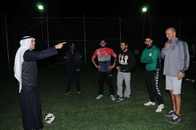 الشحومي يوجه اللاعبين ﻿