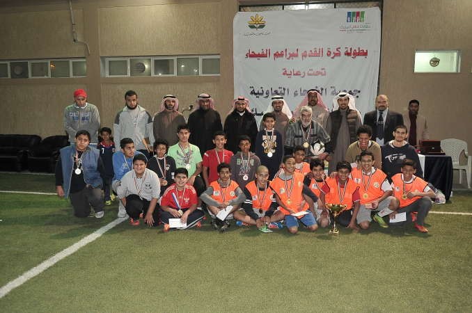 عدد من مسؤولي جمعية الفيحاء مع اللاعبين اسامة ابوعطية