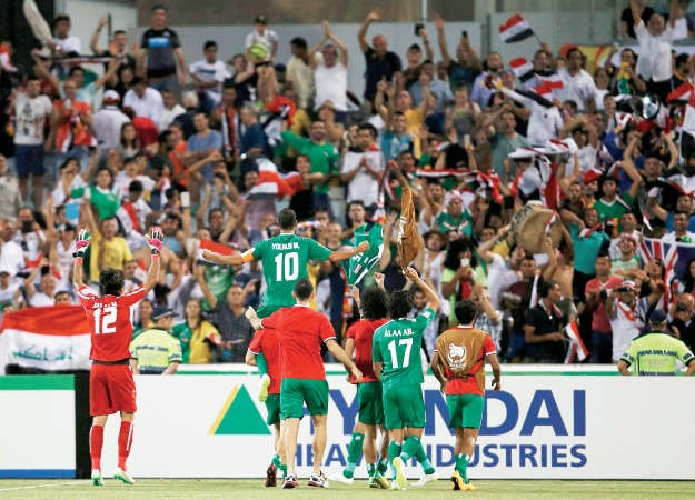 لاعبو العراق يحتفلون مع جماهيرهم