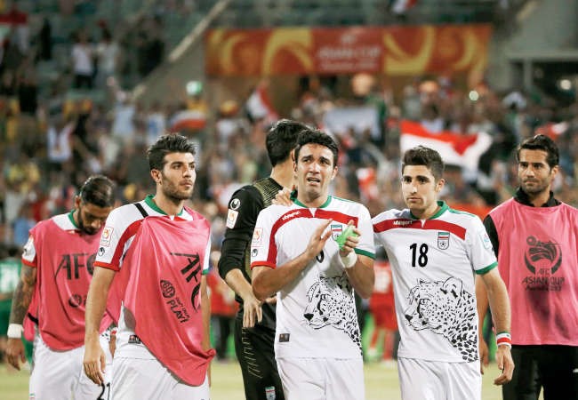 كابتن منتخب ايران جواد نيكونام يذرف دموع الحزن بعد الخروج