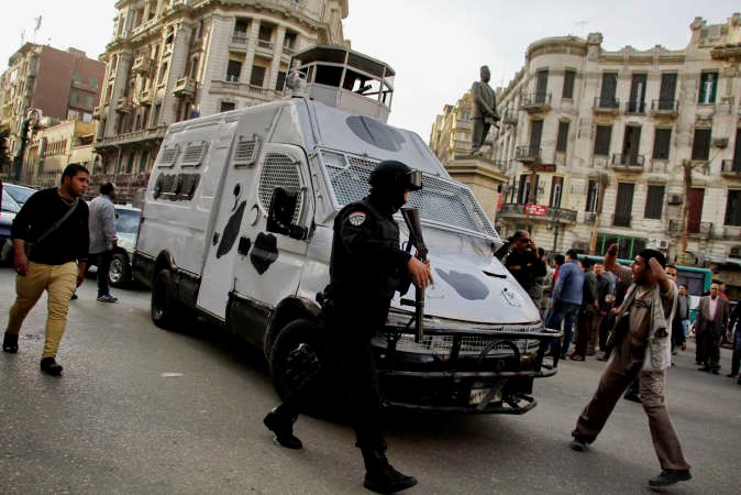 الشرطة المصريةتحاول تهدئة متظاهرين ضد الحكم باخلاء سبيل علاء وجمال مبارك في القاهرة امساپ