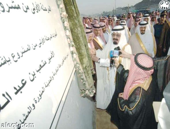 الملك الراحل يزيح الستار عن احد المشاريع الاقتصادية في المملكة 