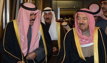 صاحب السمو الامير الشيخ صباح الاحمد لدى وصوله وفي استقباله سمو ولي العهد الشيخ نواف الاحمد