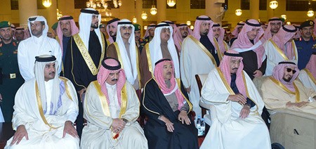 صاحب السمو الامير الشيخ صباح الاحمد وخادم الحرمين الشريفين الملك سلمان بن عبدالعزيز ال سعود وعاهل البحرين الملك حمد بن عيسى