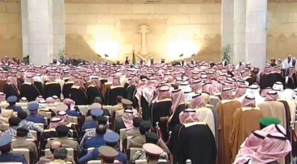 صورة تلفزيونية لجموع السعوديين خلال مبايعتهم القيادة الجديدة للمملكة