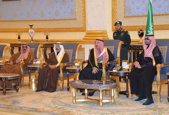 صاحب السمو الامير الشيخ صباح الاحمد لدى وصوله مطار قاعدة الرياض الجوية وفي استقباله صاحب السمو الملكي الامير ماجد بن عبدالله بن عبدالعزيز بحضور الشيخ جابر العبدالله والشيخ فيصل السعود