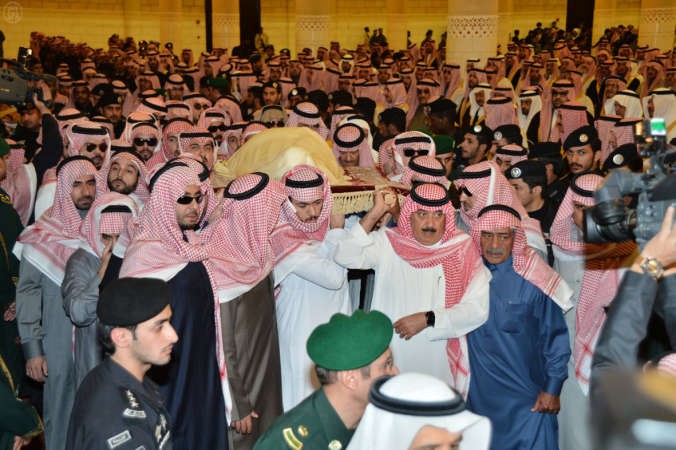 ابناء ومحبو الفقيد الراحل خادم الحرمين الشريفين الملك عبدالله بن عبدالعزيز يحملون جثمانه