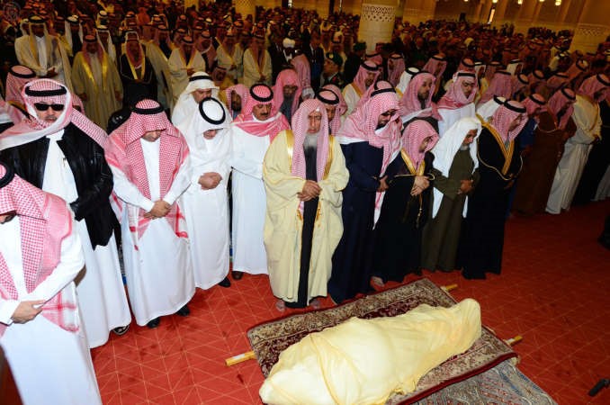 بحضور خادم الحرمين الشريفين الملك سلمان بن عبدالعزيز ال سعود مفتي المملكة الشيخ عبدالعزيز ال شيخ يؤم المصلين على جنازة الفقيد الراحل خادم الحرمين الشريفين الملك عبدالله بن عبدالعزيز ال سعود وبمشاركة عدد من ملوك وامراء وزعماء العالم الاسلاميواس