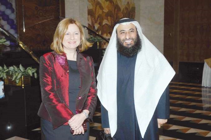 دسليمان السعيد مع دماريا لوكافاك خلال المؤتمر هاني عبدالله 