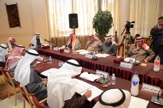 الشيخ د ابراهيم الدعيج وعبدالعزيز سعود البابطين ود محمد الرميحي وبعض المشاركين خلال الجلسة