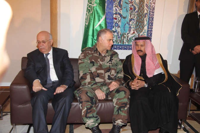 قائد الجيش العماد جان قهوجي خلال تقديمه واجب العزاء بالفقيد الملك عبد الله بن عبد العزيز﻿