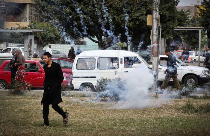 اشتباكات بين قوات الامن ومتظاهرين في ذكرى ثورة 25 يناير بالقاهرة امسافپ ﻿