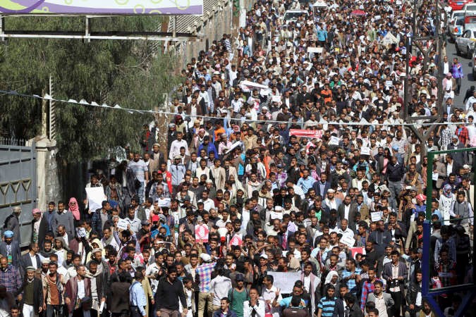 تظاهرة حاشدةلالاف اليمنييناحتجاجا علىانقلاب الحوثيين على مؤسسات الدولة في صنعاء امس رويترز ﻿