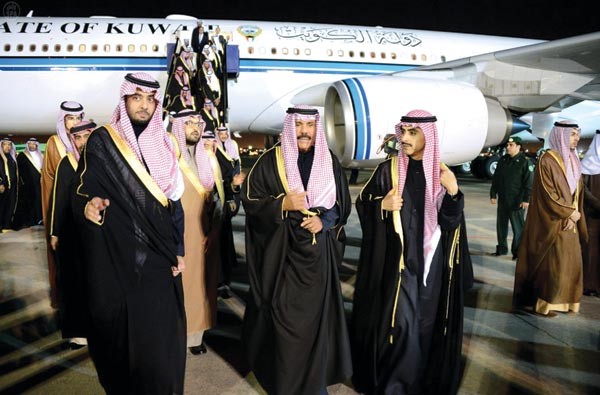 سمو ولي العهد الشيخ نواف الاحمد لدى وصوله الى مطار قاعدة الرياض الجوية وفي استقباله صاحب السمو الملكي