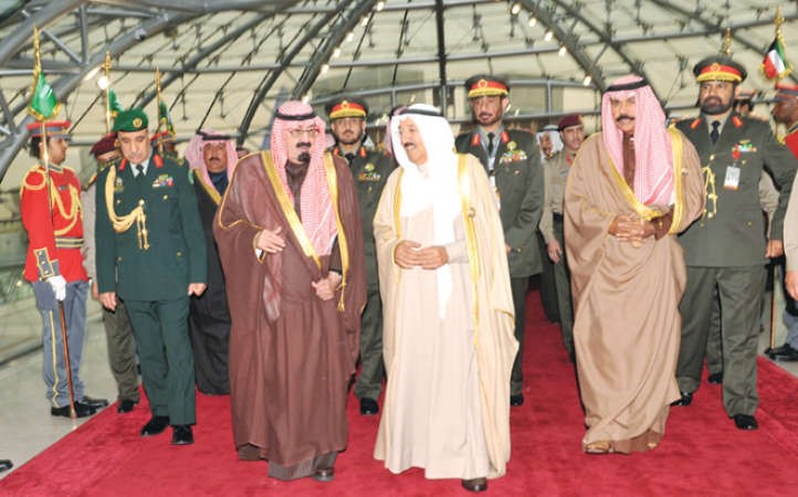 صاحب السمو الامير الشيخ صباح الاحمد مع الملك الراحل عبدالله بن عبدالعزيز، رحمه الله، بحضور
سمو ولي العهد الشيخ نواف الاحمد
