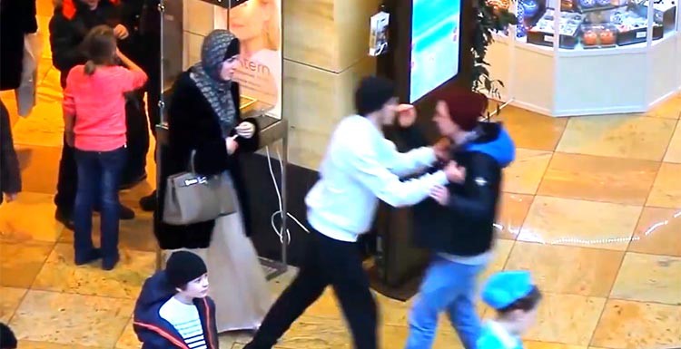 بالفيديو.. شاهد رد فعل المارة على تحرش شاب بفتاة محجبة وأخرى «متبرجة»