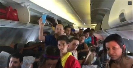 بالفيديو.. ركاب غاضبون يفتحون أبواب طوارئ طائرة برازيلية