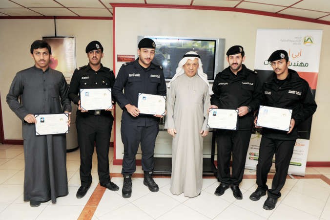 عدد من المشاركين في الدورة يحملون شهاداتهم ﻿