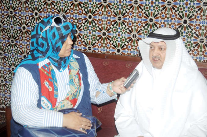 محمد العواش يتحدث للزميلة هناء السيدناصر عبد السيد