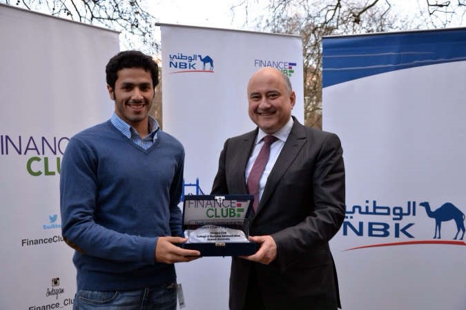 فوزي الدجاني يكرم رئيس نادي التمويل في جامعة الكويت محمد السيف