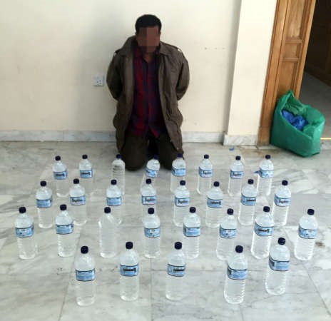 الاسيوي بعد ضبطه عقب محاولته الهرب وامامه المضبوطات ﻿