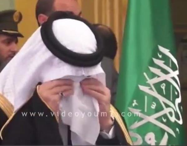 بالفيديو.. بكاء سفير المملكة بالقاهرة أثناء تلقيه التعازي في وفاة خادم الحرمين