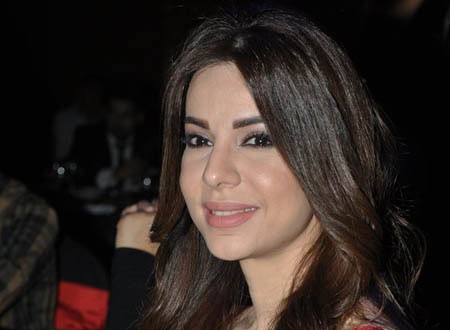 فريال يوسف تنشر صورة مع والدتها.. فهل تشبهها؟