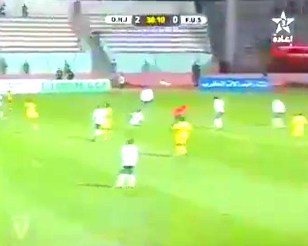 بالفيديو.. تسديدة ساحقة تضع حدا لمسيرة حكم مغربي! 
