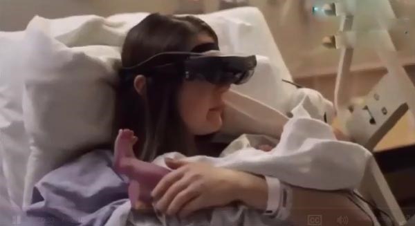 بالفيديو.. امرأة كفيفة ترى طفلها للمرة الأولى عبر نظارات خاصة