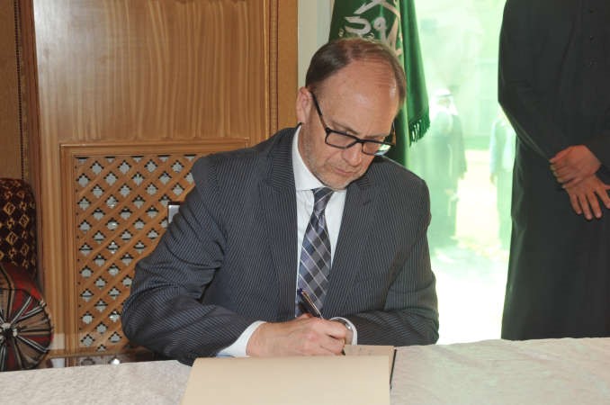 السفير الاميركي دوغلاس سيليمان يسجل كلمة في سجل العزاء ﻿