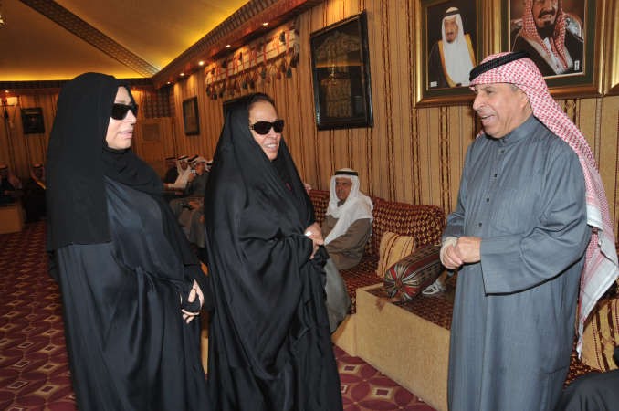 الفنانتان حياة الفهد وزهرة الخرجي تعزيان ﻿