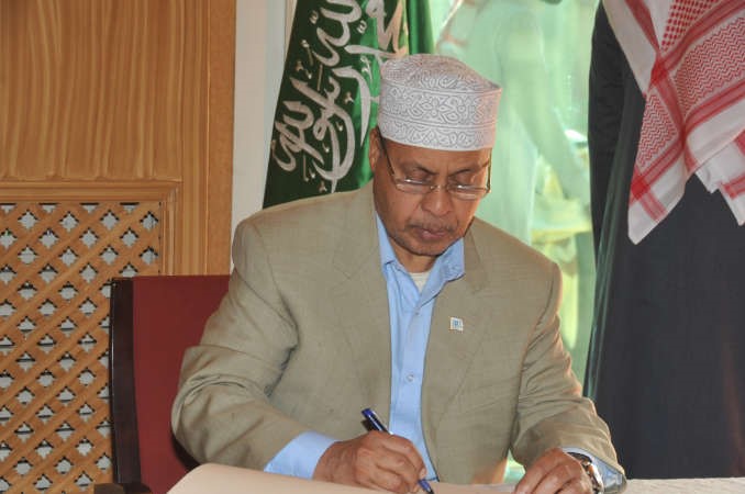 السفير الصومالي عبدالقادر شيخ يدون كلمة عزاء﻿