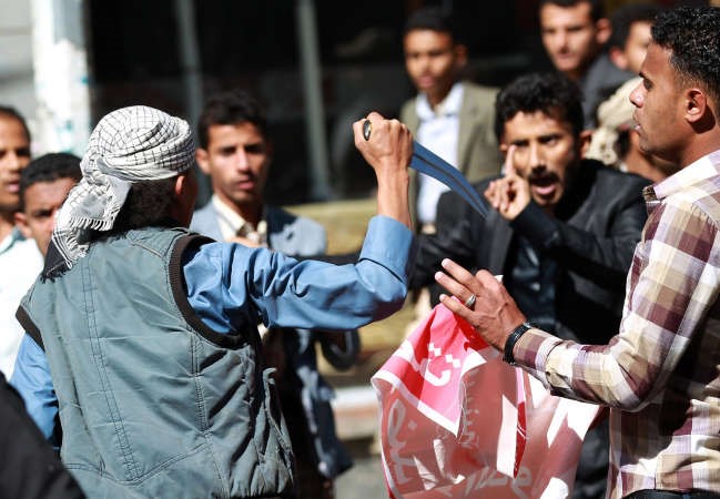 احد انصار الحوثيين يشهرخنجرا في وجه المتظاهرين المناهضينخلال تظاهرة بصنعاء امس ا فپ﻿