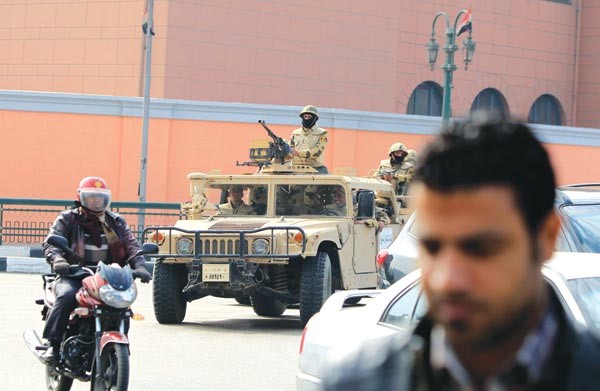 الجيش المصري يتمركز في شوارع القاهرة في ذكرى ثورة يناير امس رويترز