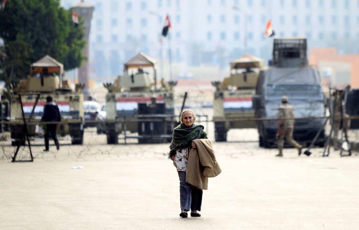 مصرية تعبر مدخل ميدان التحرير الذي تواصل اغلاقه لليوم الثاني على التوالي في الذكرى الرابعة لثورة ينايررويترز