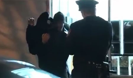 بالفيديو.. قانون "تقبيل الشرطة للمشتبه بهم في نيويورك" يثير ضجة على وسائل التواصل