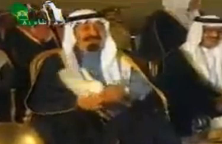 بالفيديو.. الملك عبدالله يصطاد حمامة بيده ثم يطلقها.. ومغردون: رسالة سلام ومحبة 
