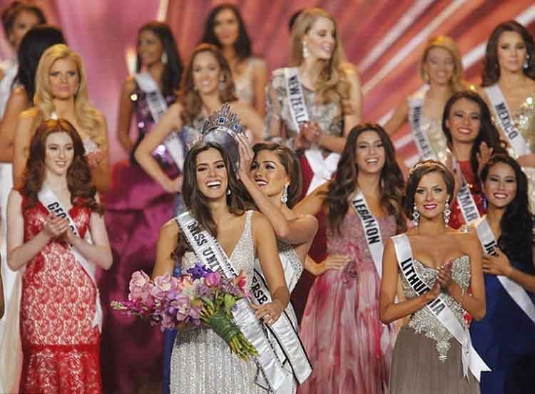 عند تتويجها، وظهرت خلفها ملكة جمال لبنان سالي جريج