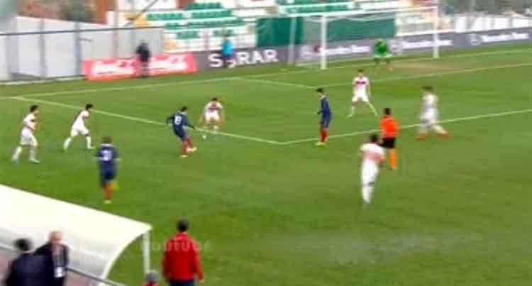 بالفيديو.. فتى عربي يستعد لخلافة زيدان وهنري بهدف إعجازي!